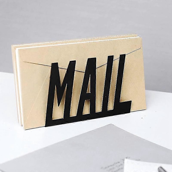 Brevhållare i svart metall med utskuren MAIL-design för skrivbord