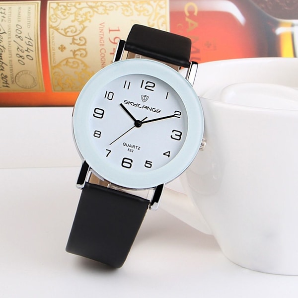Kvinnor tittar på Quartz armbandsur 3