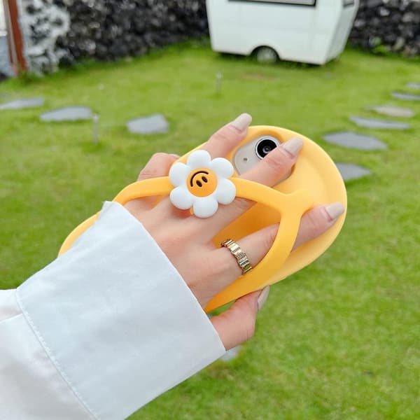 Sött Tecknat Gult Flip Flops Mobilskal Kompatibelt med iPhone 14 Pro Max[JUN]