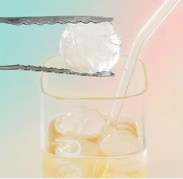Isbakke laver 33 mini isterningkugler til drinks[JUN]