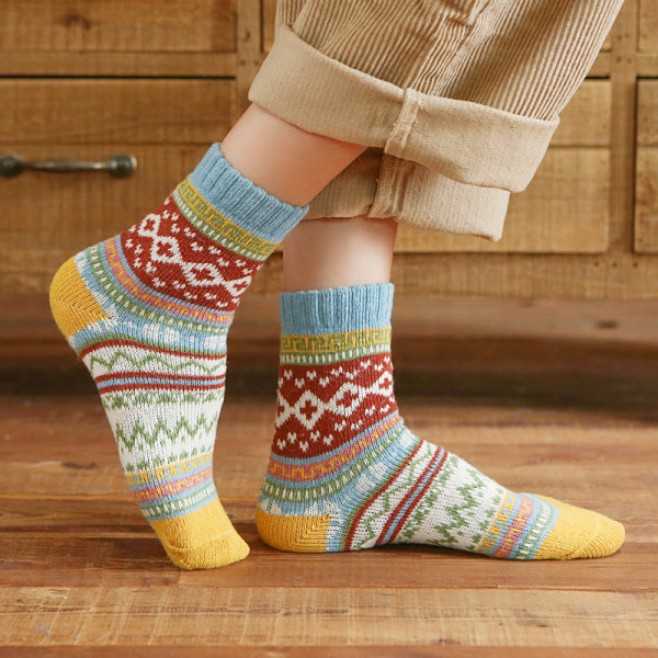 5 paria värikkäitä ja kuviollisia sukkia