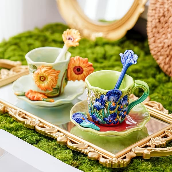 Handmålad kaffekopp och fat i keramik med Van Gogh-konst och blommig sked Iris