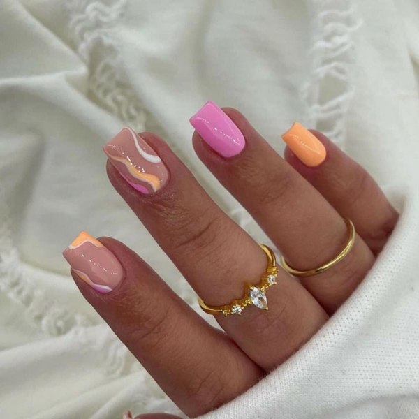 Glänsande rosa tryck på naglar Korta fyrkantiga kistnaglar med färgf