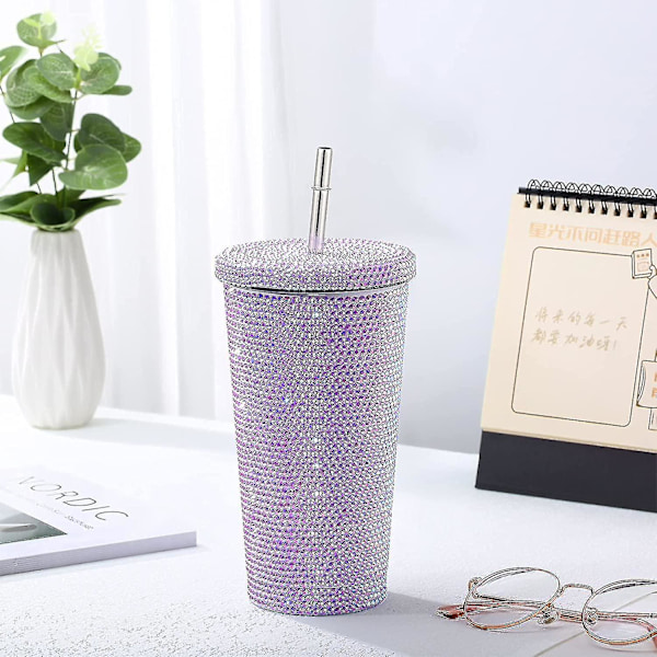 Bling-timanttikuvioitu juomapullo glitterillä ja kannella Purple