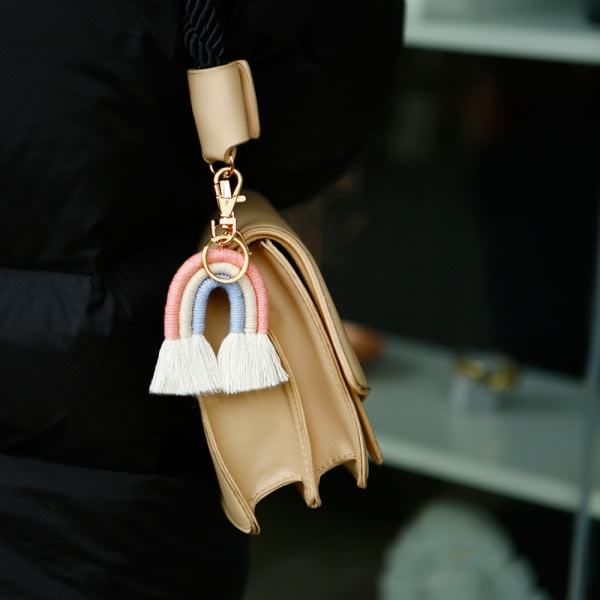 Handvävd tofs Rainbow Key Chain Bag Charm Plånbok Handväska Hänge Dekorationer (rosa + färg)