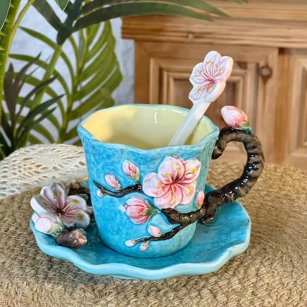 Handmålad kaffekopp och fat i keramik med Van Gogh-konst och blommig sked Iris