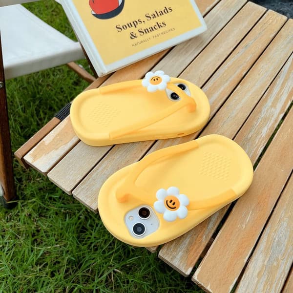 Sött Tecknat Gult Flip Flops Mobilskal Kompatibelt med iPhone 14 Pro Max[JUN]