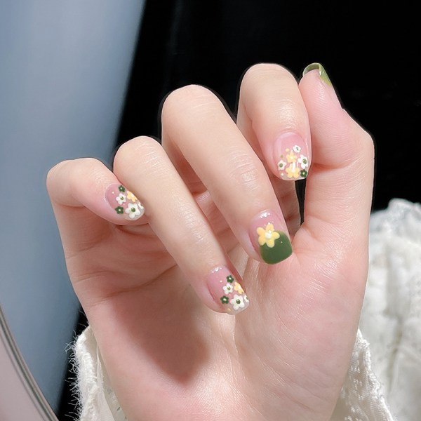 Korta falska naglar med blommor Design Färgglada naglar Klar Pr