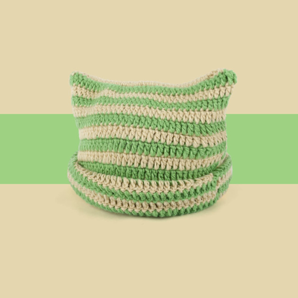 Kissan korvat -virkattu pipo, raidallinen, lämmin talvipipo joustavalla reunalla, beige ja vihreä Beige and Green
