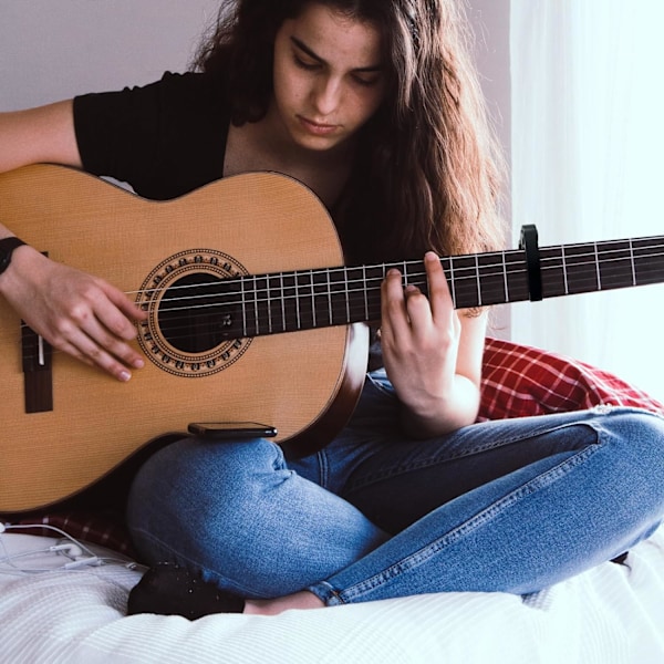 Guitar Capo til Akustiske og Elektriske Guitarer med 5 Picks Gratis, Sort