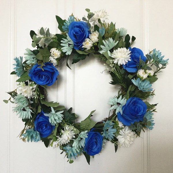 Inngangsdør dekorasjon krans Grønne blader omgitt av kunstige roser, krysantemum krans, 16-tommers -blå rose blue