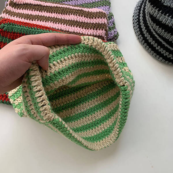 Kissan korvat -virkattu pipo, raidallinen, lämmin talvipipo joustavalla reunalla, beige ja vihreä Beige and Green