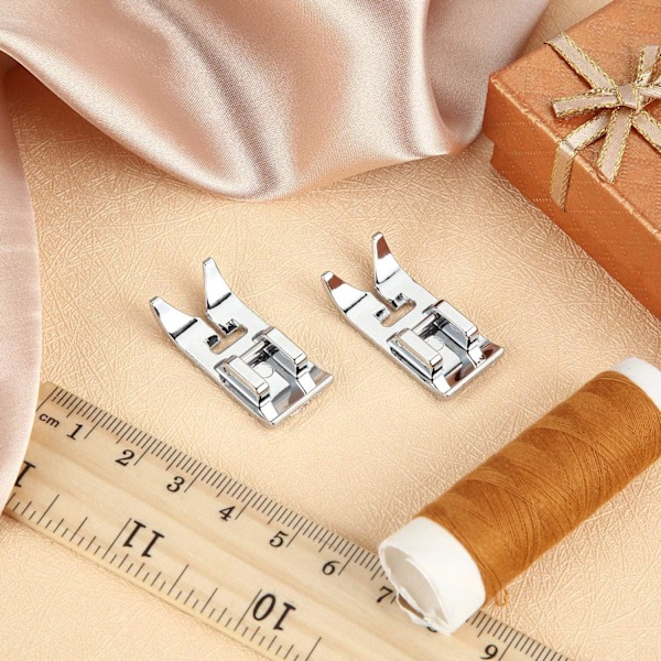 2 Stykker Rett Søm Fot, Universal Allbruks Zig Zag Fot for De Fleste Symaskiner Husholdnings Lavt Skaft Symaskiner (2 Stykker)