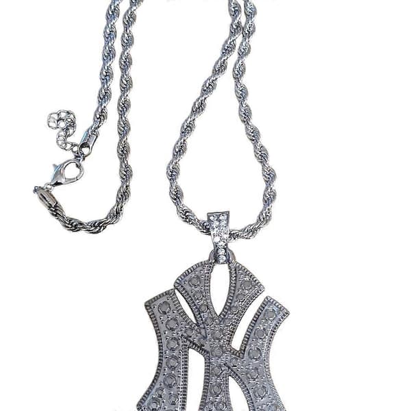 Silverfärgat halsband med stor NY-berlock