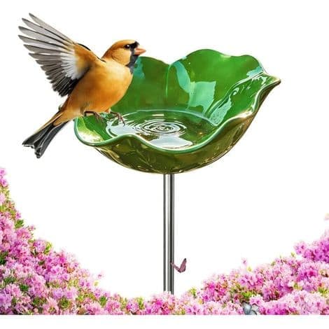Fuglebad i metal, blomsterformet. Foderautomat på spyd og havepynt til terrasse og græsplæne