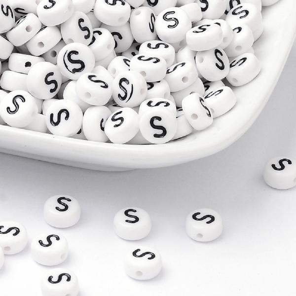 100 stk. Hvide bogstavperler \"S\" i akryl med sort tekst