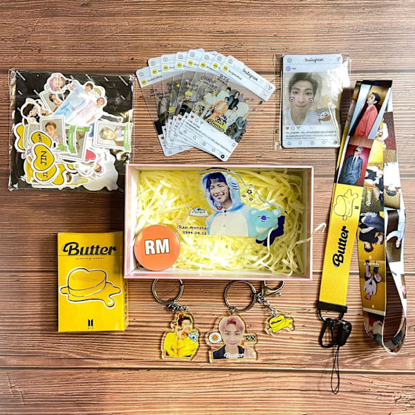 BTS Bulletproof Youth League Perifeerinen Lahjapaketti Jin Tai Heng Tian Lao Guo Avaimenperä Postikortti Puku Lahjapussi RM
