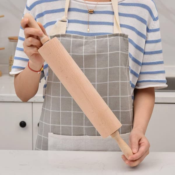 (SC)Classic wooden rolling pin with comfortable grip, professional dough roller for the kitchen with smooth use & rotating center, perfect for baking