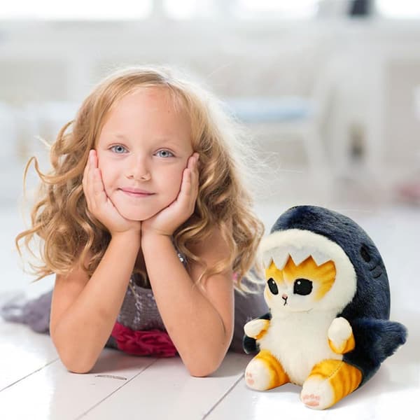 Koselig kosebamse i form av en hai-katt