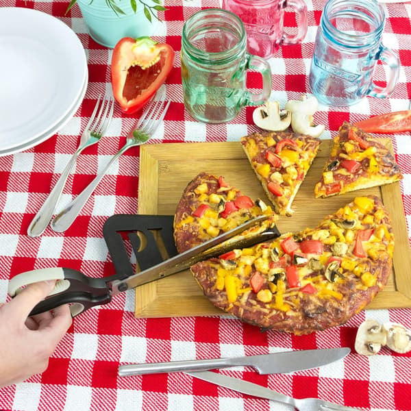 Pizzasaks med fødevaregodkendt rustfrit stålblad og pizzaskærerguide i plastik.
