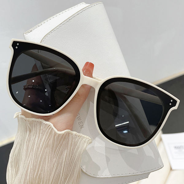 2 par solbriller, Perfekt til gadestil og modebevidste looks, disse trendy nuancer tilbyder et chikt design og er populære blandt influencers.