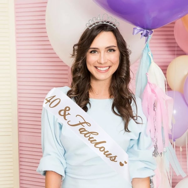 40-vuotissyntymäpäivän nauha ja tiara naisille 40-vuotissyntymäpäivän koriste Kristalli kruunu tiara ja 40 & Fabulous syntymäpäivän nauha 40-vuotissyntymäpäivän asukokonaisuus