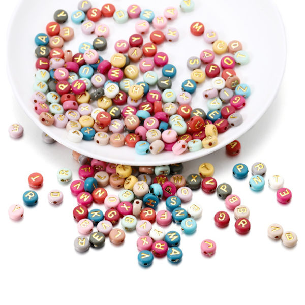 Tilfældigt blandede 26 engelske bogstavperler med et huldiameter på runde perler diY perler afstandsholderperler spredt