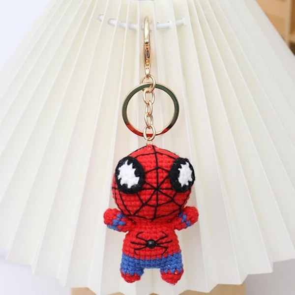 Ferdig håndheklede Spiderman Charms Genser Strikken Nøkkelring Charms Vevde Tegneserie Dukke Veske Henger