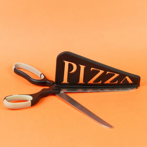 Pizzasaks med fødevaregodkendt rustfrit stålblad og pizzaskærerguide i plastik.