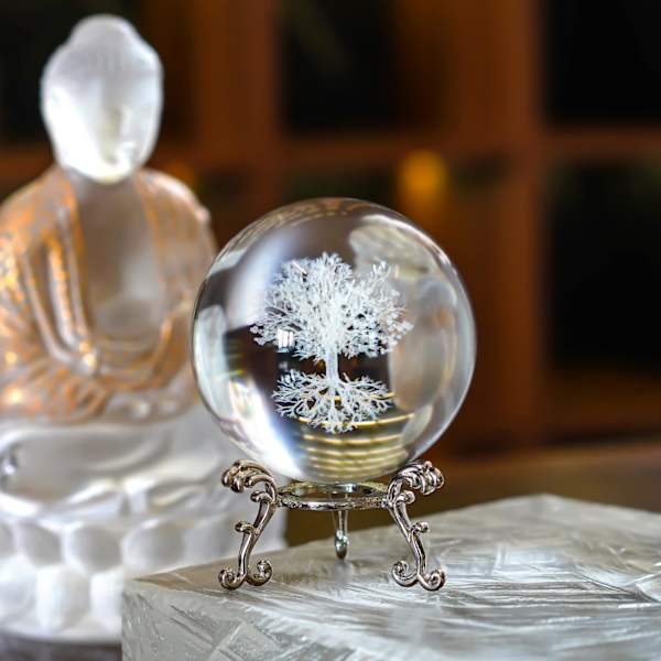 60mm Træ af Livet Klar Krystalkugle med Stativ, K9 Glas Dekorativ Kugle, 3D Laser Fengshui Glas Kugle Hjemmedekoration