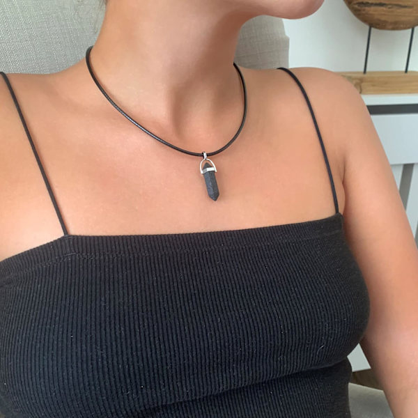 Hänge för män och kvinnor i vulkanisk sten med energigivande läderhalsband i svart vax och stängning i rostfritt stål