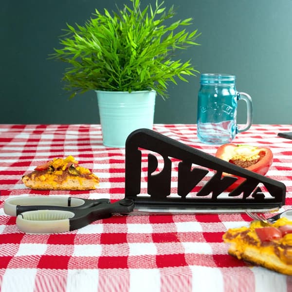 Pizzasaks med fødevaregodkendt rustfrit stålblad og pizzaskærerguide i plastik.