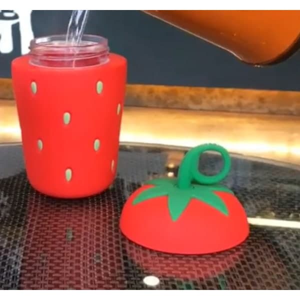 Tecknad vattenflaska i glas barn kreativ jordgubbe