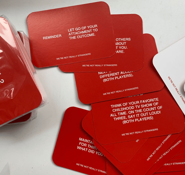 We Are Not Strangers Kortspill - Interaktivt Kortspill for Voksne og Isbryterspill for Par Basic Edition