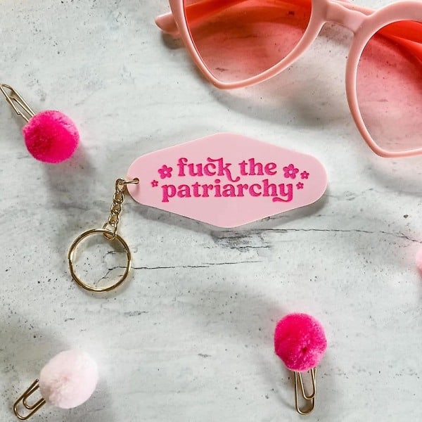 Feministisk nøglering, lyserød nøglering, Fuck The Patriarchy feministisk nøglering, feministisk motel nøglering A