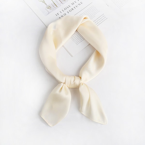 Enkel enfärgad 70 cm liten kvadratisk silkeschal för kvinnor, perfekt för alla tillfällen, vår och sommar, professionell dekoration, trendig enfärgad liten halsduk Off white