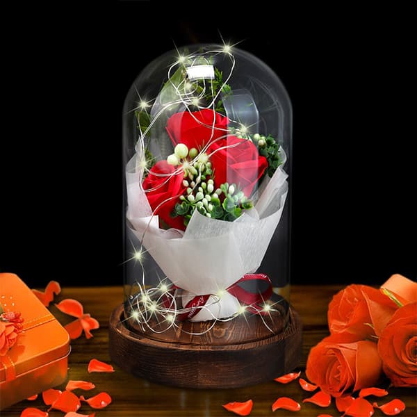 Evig Romantik Under Glaset: Konserverade Blommor med Personlig Presentmöjlighet