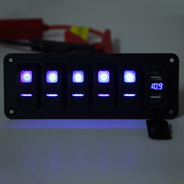 5-paikkainen kallistuskytkimen paneeli vedenkestävällä kaksois-USB-laturilla ja volttimittarilla, sininen taustavalaistu LED autoille, asuntoautoille, jahdeille ja veneille
