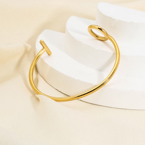 Öppna Armringar 18K Guldpläterat Rostfritt Stål Armband Utsökt Elegant All Matchande Damarmband för Daglig Fest Resa YYBL023007