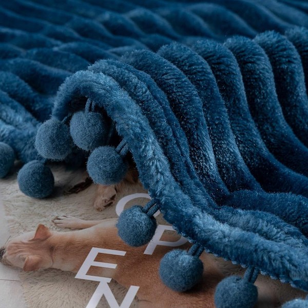 Flannel Tæppe med Pompom Kant Letvægts Hyggelig Sengtæppe Blødt Kasttæppe passer til Sofa Velegnet til Alle Sæsoner (51x63) Hyland