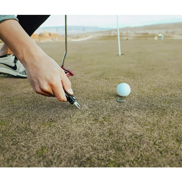 Golftilbehør gavesæt - golfhåndklæde, golfkøllebørste med rillerens, foldbart Divot-reparationsværktøj med boldmærke, golfboldmærke og golf