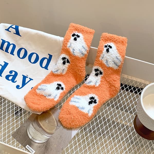 5 par fluffy Halloween-sokker til kvinder med festlige designs af græskar, spøgelser og hekse