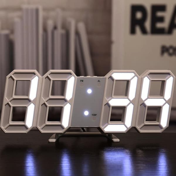 Digital väckarklocka för sovrum, 12/24 timmars format digital väggklocka med dag/datumvisning, stor LED-display med manuell ljusstyrkekontroll, USB