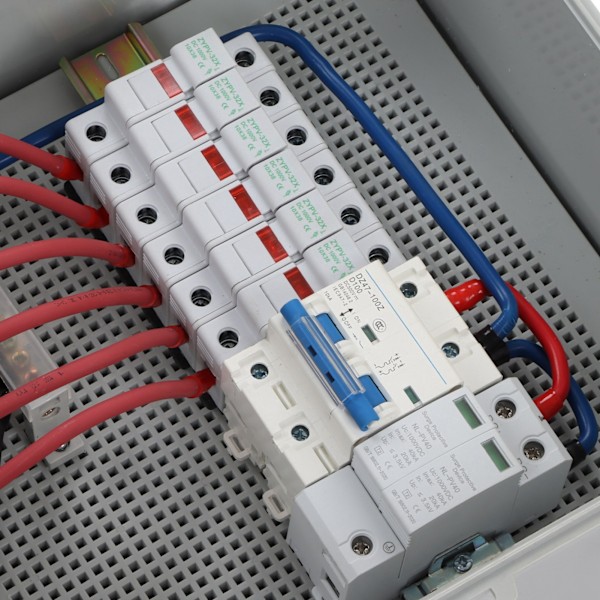 PV-yhdistelmälaatikko 6 merkkijonoa IP67 vedenpitävä aurinkopaneelien yhdistelmälaatikko 15A sulakkeella 40KA ylijännitepiikkiensuojain DC1000V