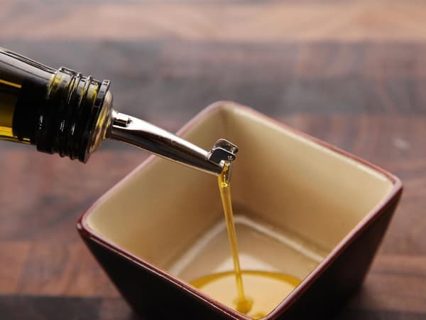 Oliedispenser Tud med Låg, Konisk Tud og Hurtig eller Medium Flow Hastighedskontrol, Rustfrit Stål Hældetud til Likør Vin Eddike