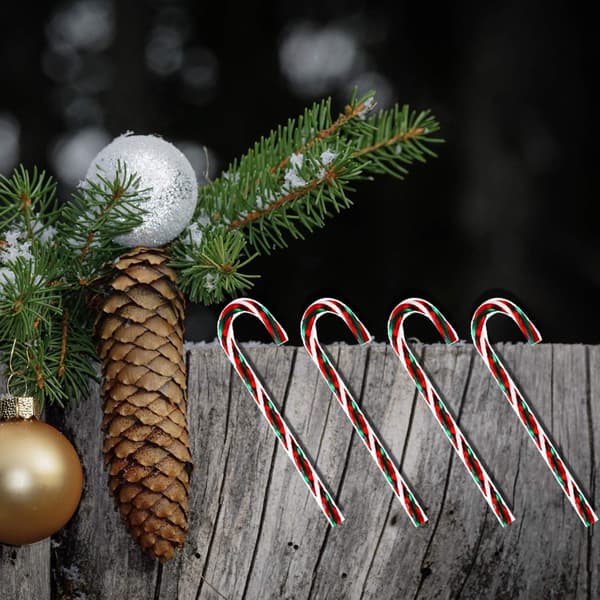 24 stycken julgransprydnader i form av polkagrisar