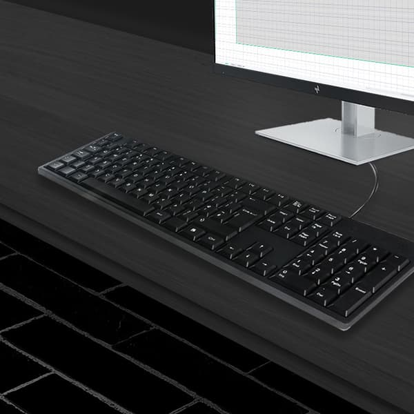 Computertastatur med USB-kablet forbindelse, 104 taster i fuld størrelse, ergonomisk design til brug med stationær og bærbar computer, robust ABS-materiale med stik