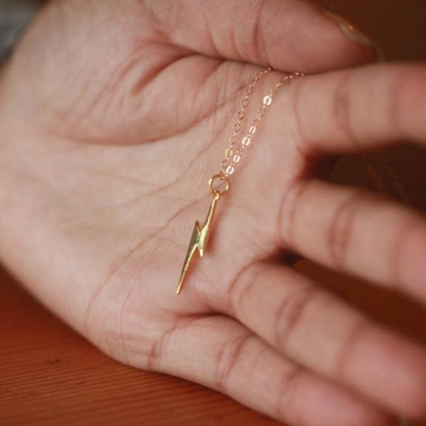 Enkelt mode mini lightning hängsmycke halsband golden