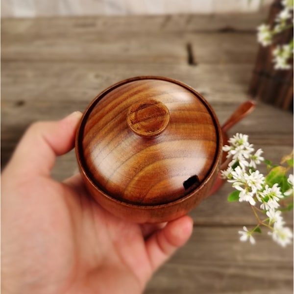Kryddburk i trä, japansk kryddbehållare med naturlig textur, kryddförvaring i massivt trä för hemmaköksinredning, diskmaskinsäker, lock och sked