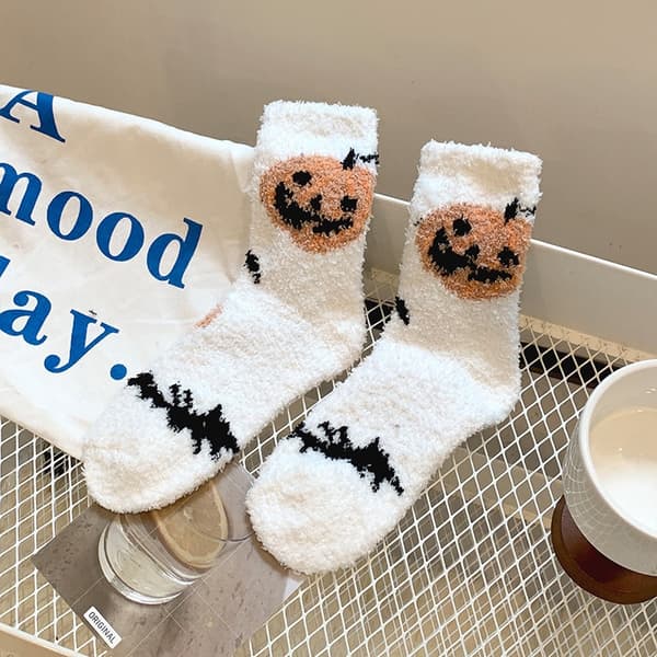 5 par fluffy Halloween-sokker til kvinder med festlige designs af græskar, spøgelser og hekse